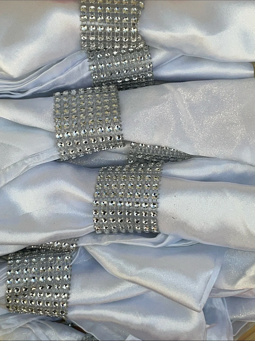 100 pcs 50 White Satin Napkins with 50 Silver Napkin Rings Party.